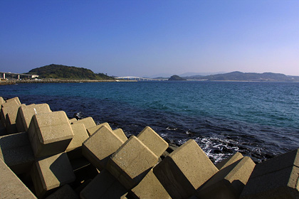 角島側から角島大橋を見る