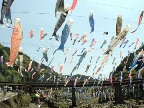 鯉のぼり天国 – 杖立温泉鯉のぼり祭り