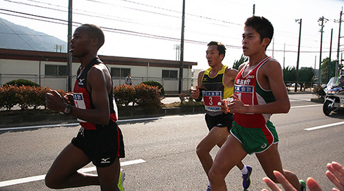 左からペースメーカー、バトオチル選手、川内選手