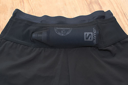 THE NORTH FACE Flyweight Racing ShortにSalomon Softflask 8oz 入るの図