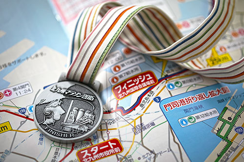 完走メダル - 北九州出身の漫画家、松本零士氏監修、リボンは小倉織