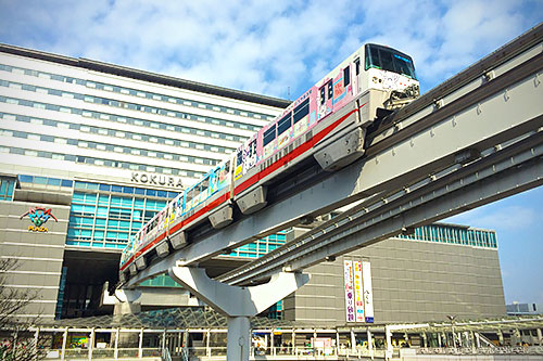 小倉駅とモノレール