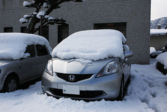 街に置いていったレンタカーは雪に埋もれた