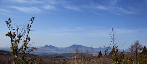 左から根子岳（1433m)、高岳(1592m)、中岳(1506m)、烏帽子岳(1377m)、杵島岳(1326m)