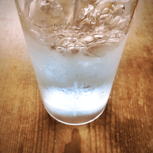 Огромное кончины. Лед в стакане. Вода со льдом. Полный стакан. Стакан semen.