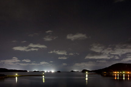 天敵のイカを捕まえる漁船のいさり火で夜景を撮る