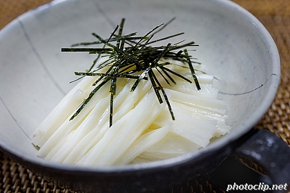 ヌカミソに漬けた長芋をせん切りにして食す