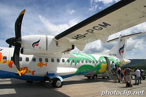 サムイ島で旅客機着陸失敗、旧管制ビルに衝突