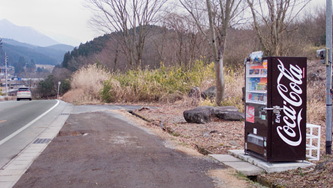 景観を意識した違和感があるコカコーラ自販機