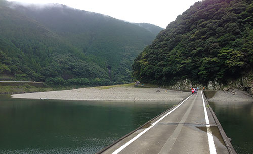 「岩間沈下橋」 残念ながら曇り