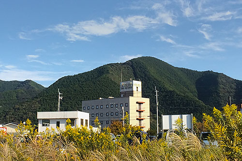 土佐くろしお鉄道の高架下(^^;)からアバン宿毛を見る