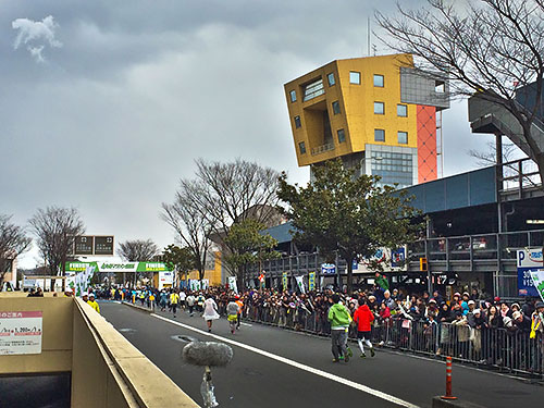 Finish - 右の建物は北九州国際会議場