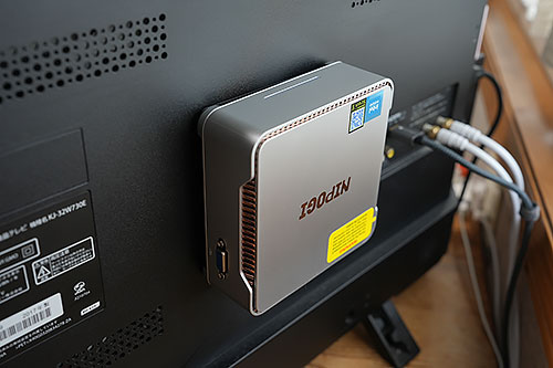 ミニPCをもう一台購入【NiPoGi GK3 Plus】(4) デスクの上に置くか、TVの裏に取り付けてしまうか、どっちにする？